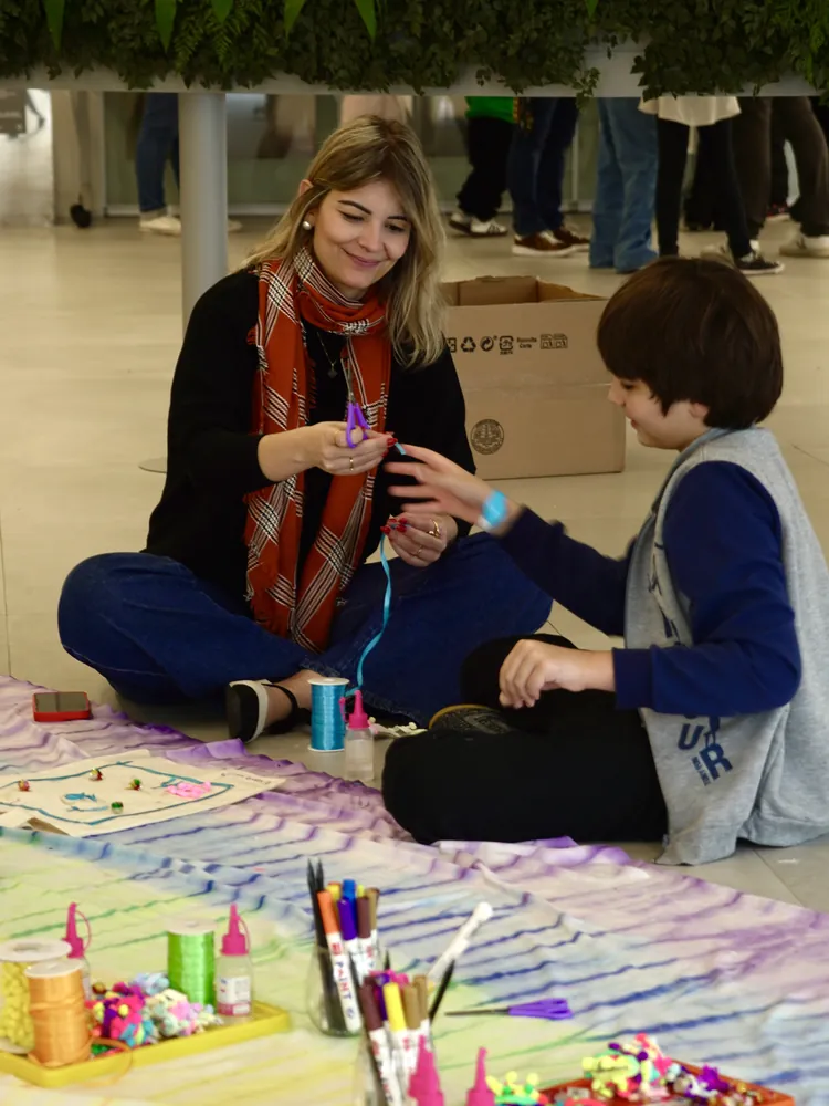 Oficina de recreação com as crianças em um Kids Day do Grupo Magic