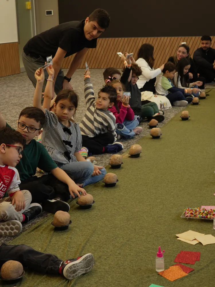 Crianças em atividade coletiva no Kids Day