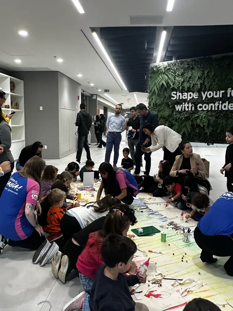 Crianças em atividade de recreação em um Kids Day do Grupo Magic