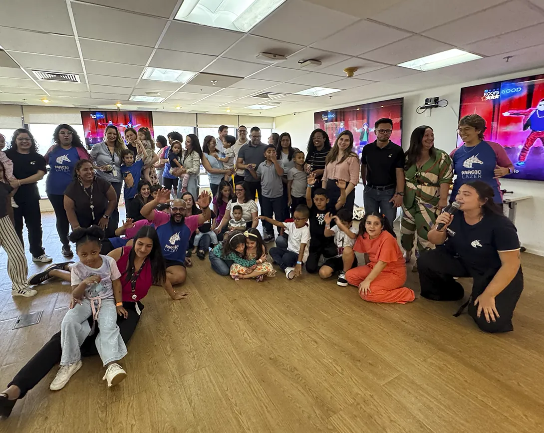Famílias e colaboradores reunidos em um Kids Day corporativo do Grupo Magic